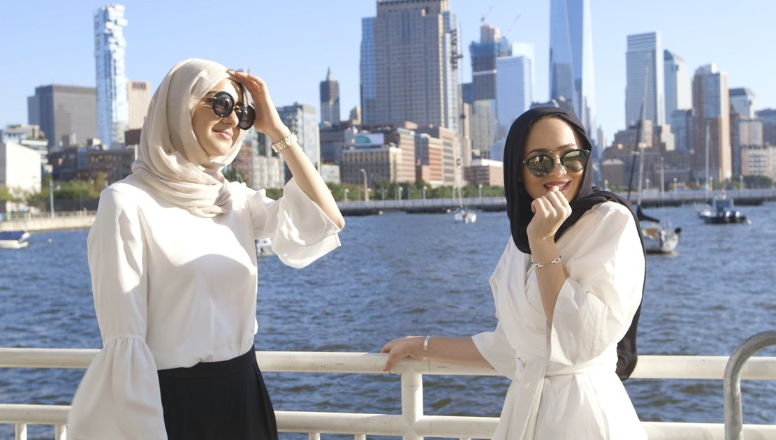 How These Hijabi Bloggers Mix Modern Fashion And Modesty Hijab Fashion Inspiration